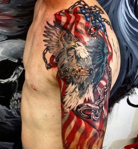 手臂五彩飞鹰铁链和美国国旗彩色纹身图案