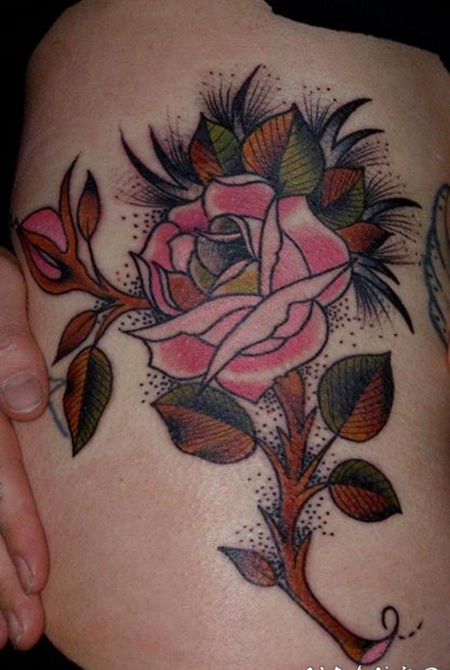 腰部经典的粉色玫瑰纹身图案