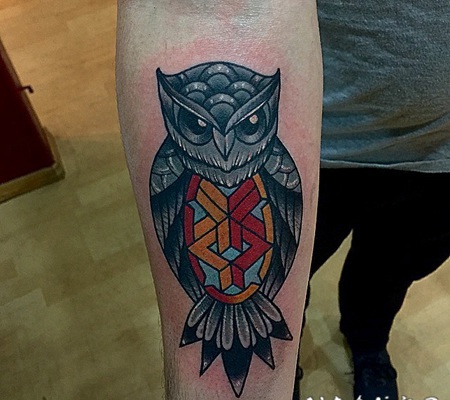 手臂经典的猫头鹰彩色纹身图案