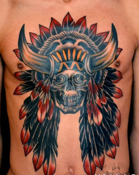 胸部五彩印度酋长骷髅和羽毛纹身图案