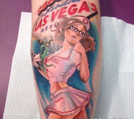 小腿可爱漫画风格的性感护士与字母纹身图案