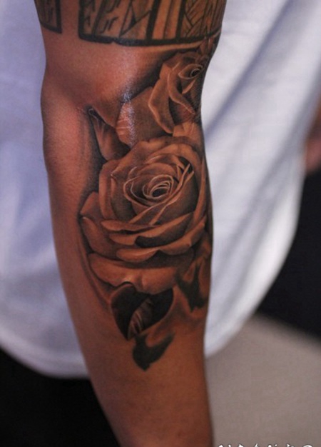 写实的美国经典黑灰玫瑰手臂纹身图案