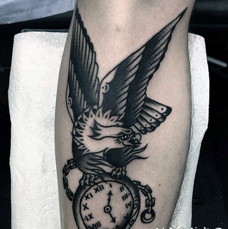 小腿传统美国老鹰与钟表黑白纹身图案