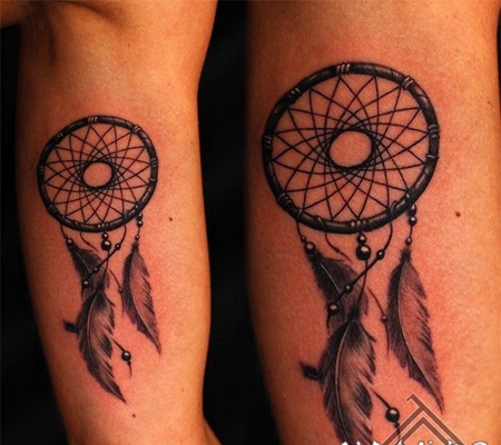 手臂黑色的小小捕梦网纹身图案