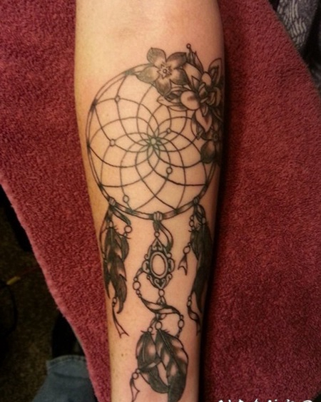 手臂黑白的梦想捕手纹身图案