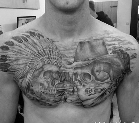 胸部黑白西部牛仔和印度酋长骷髅纹身图案