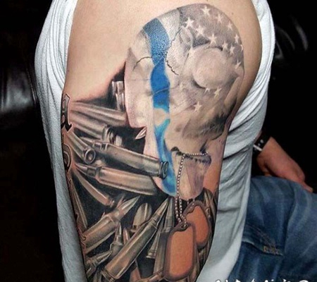 手臂五彩的美国骷髅和子弹纹身图案