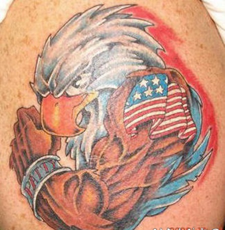 肌肉大鹰和美国国旗手臂纹身图案