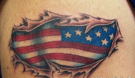 彩色美国国旗和撕皮纹身图案