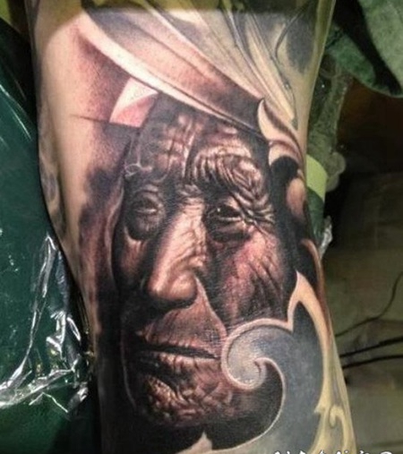 非常逼真的印度土著老人肖像纹身图案