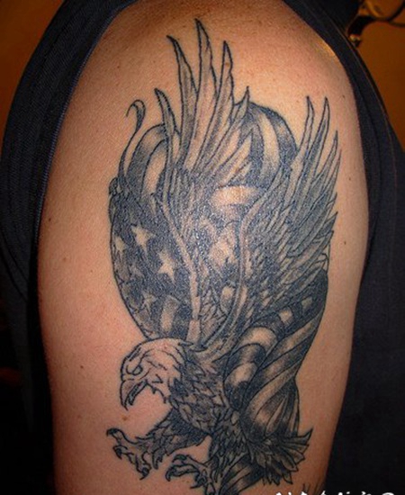 手臂美国国旗翅膀的鹰黑色纹身图案