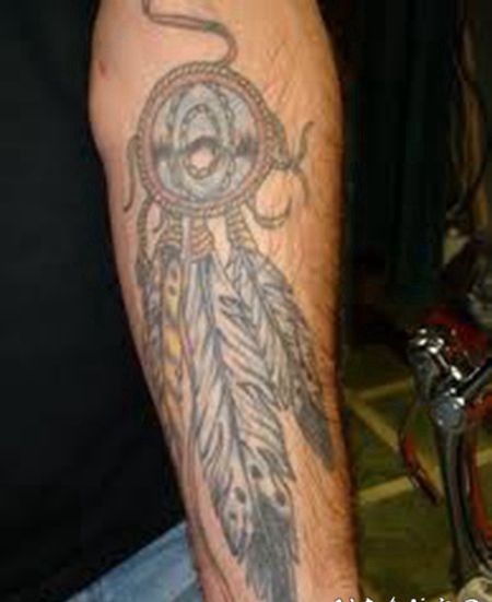 手臂彩色捕梦网与羽毛纹身图案