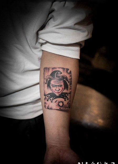 手臂上的小丑Joker纹身图案