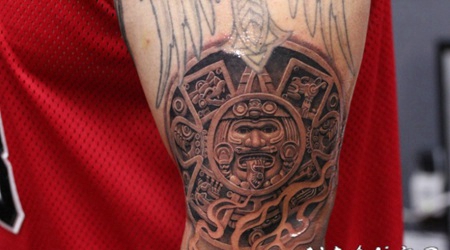 手臂写实的阿兹特克经典标志纹身图案
