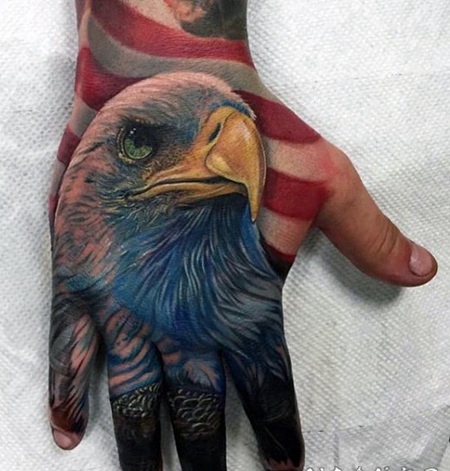 手背逼真的彩色鹰头与美国国旗纹身图案