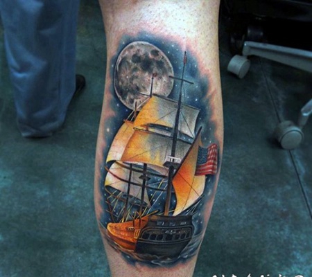 华丽的彩色美国帆船与月球小腿纹身图案