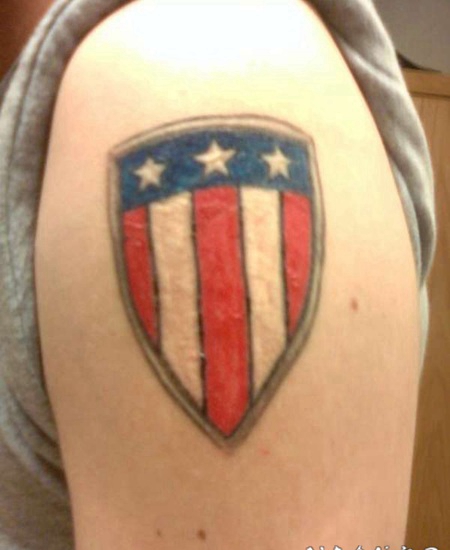 手臂彩色的美国国旗盾牌纹身图案