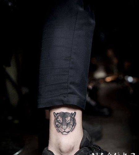 虎虎生威，脚踝虎头纹身图案