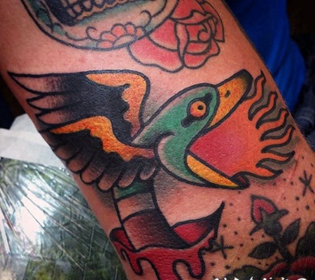 手臂传统风格的彩色龙纹身图案