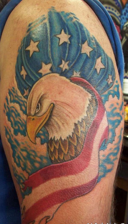 手臂邪恶的鹰裹着美国国旗纹身图案