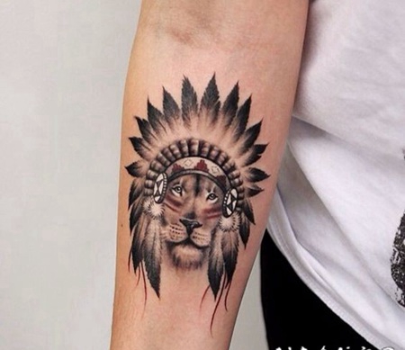 小臂美国土著式彩色小狮子纹身图案