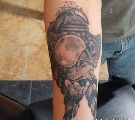 手臂黑色的古代箭头与狼和月亮纹身图案