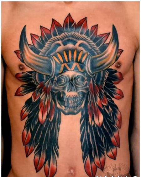 胸部美洲土著彩色骷髅和牛角羽毛纹身图案