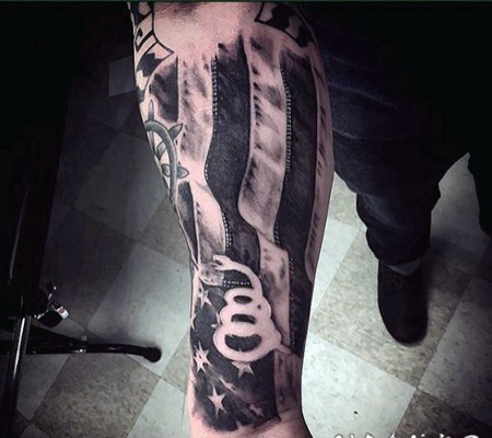 手臂非常惊人的黑色美国国旗与白蛇纹身图案