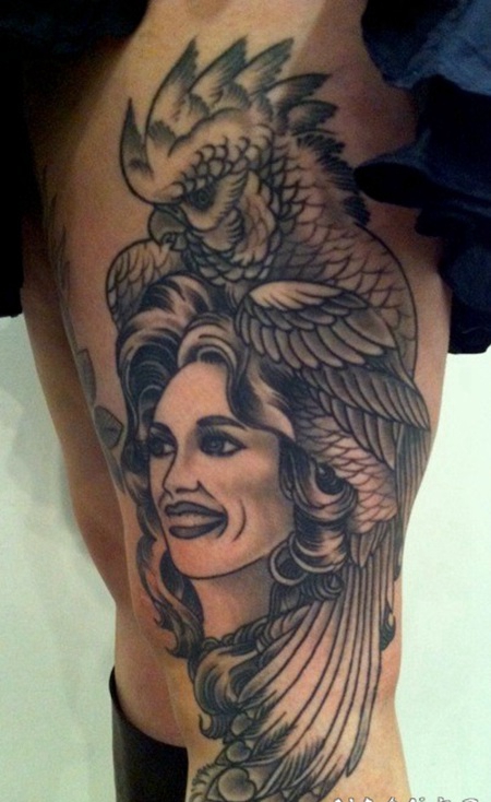 大腿传统的黑白女人与鹦鹉纹身图案
