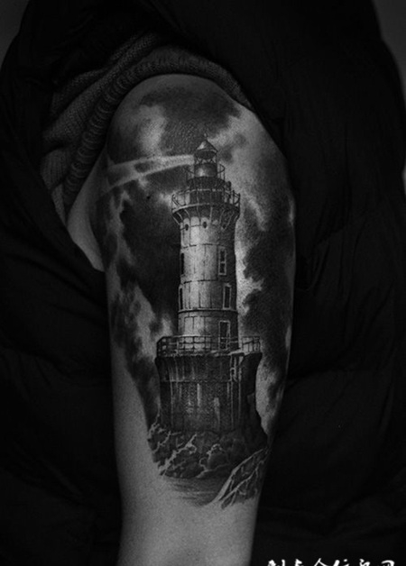 指引人生的方向，大臂写实灯塔纹身