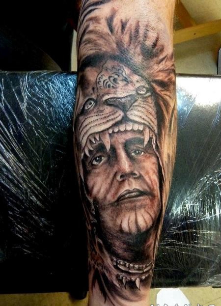 手臂印第安人肖像和狮子头盔纹身图案
