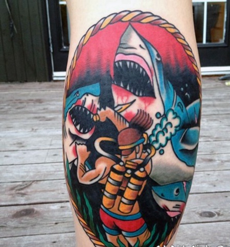 小腿传统的彩色潜水员和鲨鱼纹身图案