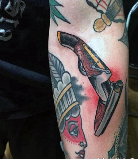 手臂传统印度女性和古代枪彩色纹身图案