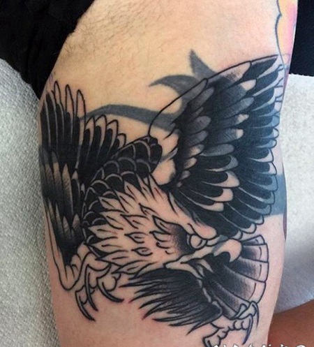 old school小腿黑白美国鹰纹身图案