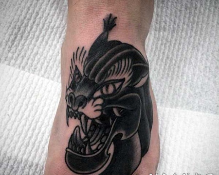 脚背传统的黑色豹头纹身图案