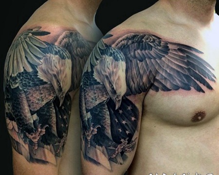 男性大臂美国国旗和鹰纹身图案
