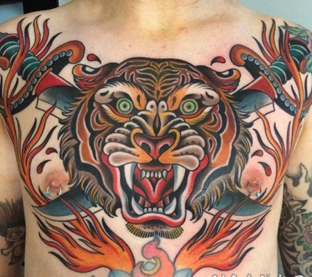 胸部美式传统的彩色老虎和交叉匕首火焰纹身图案