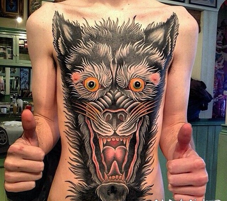 胸部传统的恐怖美式动物头纹身图案