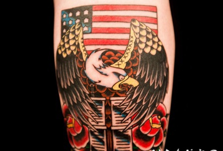 old school彩色美国国旗和鹰花朵纹身图案