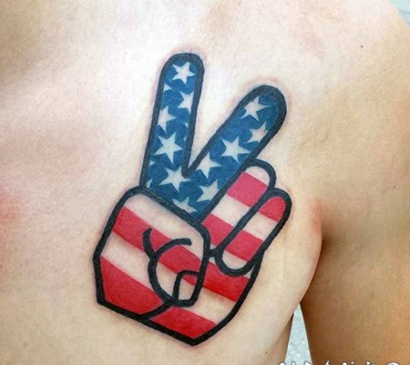 胸部彩色的美国色彩手旗帜纹身图案