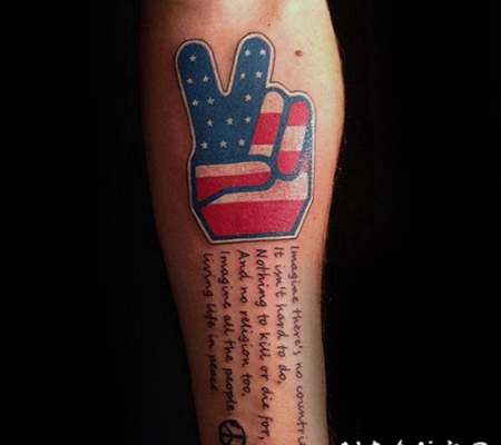 手臂插画风格彩色美式手与字母纹身图案