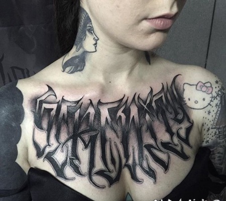 神秘的黑色花体字母胸部纹身图案