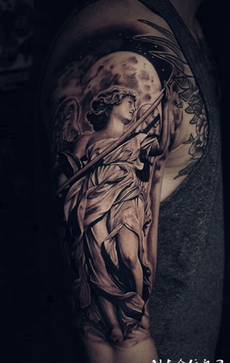 夜空下的天使，手臂天使纹身图案