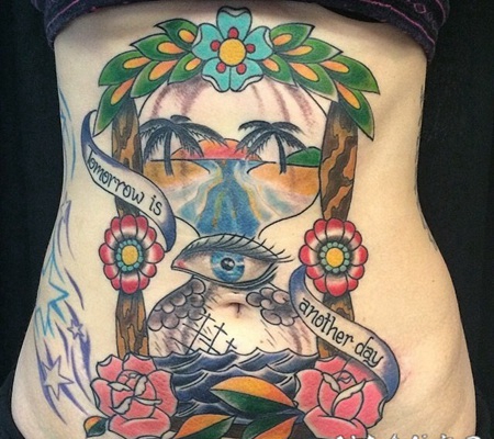 腹部美国传统的沙漏与眼睛鲜花字母纹身图案