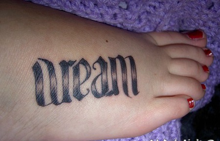 脚背简单的英文字母花体纹身图案