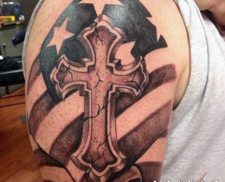 手臂美国本土的彩色十字架和国旗纹身图案