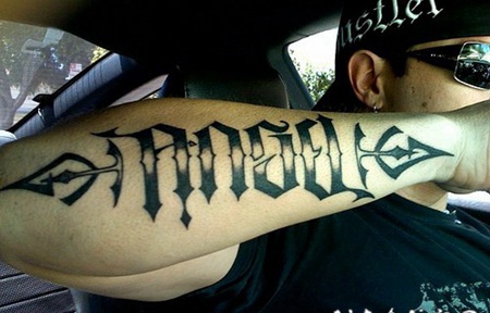 手臂黑白个性花体字母纹身图案