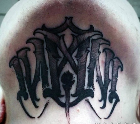 颈部神秘的恶魔般黑色字母纹身图案