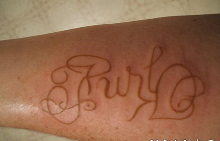 手臂白色的花体字母纹身图案