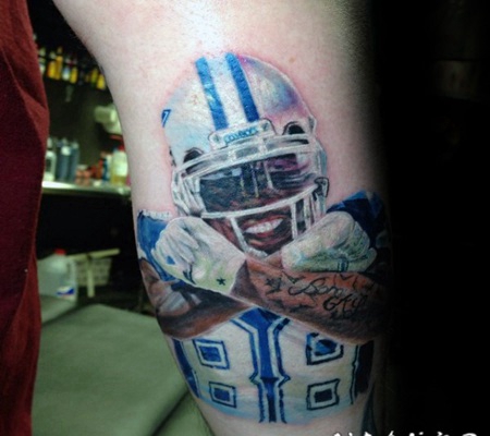 小腿美式橄榄球运动员彩色纹身图案